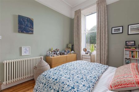 A fantastic opportunity to live in a main door, ground door apartment in the popular Hillside of Edinburgh. - Photo 4