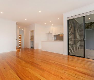LARGE AND LUXURIOUS LIVING - Photo 4