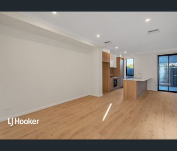 TRENDY TOWNHOUSE!!! READY TO MOVE IN. - Photo 6