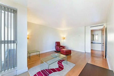 One bedroom apartment situated on the 4th floor of a prestigious development. - Photo 2