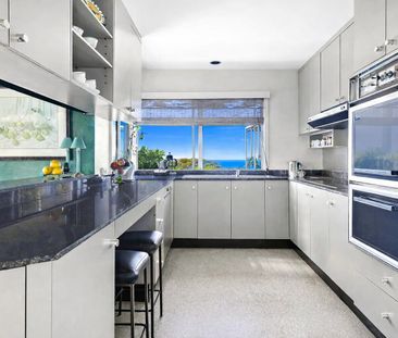 Spacious family home with panoramic water view - Photo 4