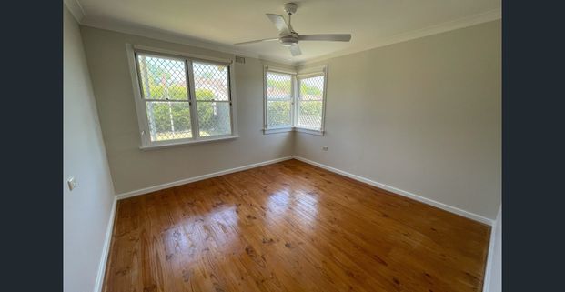 Three bedroom home in Fantastic Location! - Photo 1