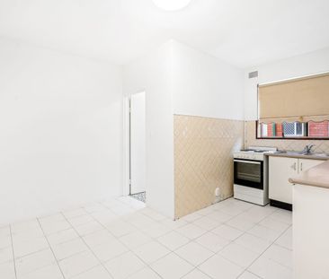 Fresh, Light-Filled Apartment in a Super Convenient Location - Photo 1