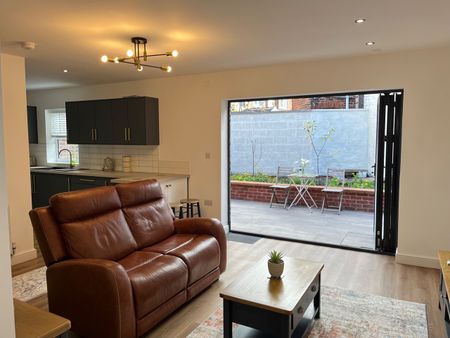 2 Bed Detached House, Clough Road, S1 - Photo 2