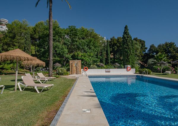 Luxury vacation home with 3 bedrooms in the contemporary urbanization of Los Altos de la Quinta, Benahavís, with panoramic views of the mountains, the golf courses and the sea, very close to golf courses and a few minutes by car from Puerto Banús