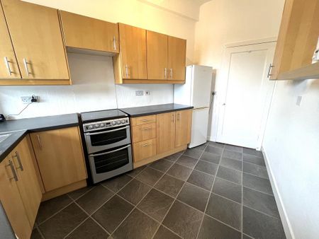 3 bedroom flat to rent - Photo 2