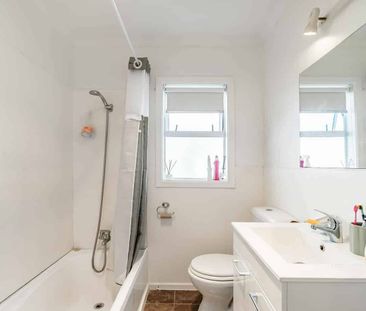 3BR Home with Ample Parking, Pets negotiable - Photo 5