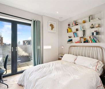 This 2 bed penthouse apartment, offers a wrap around balcony with p... - Photo 6