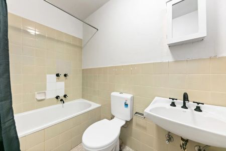 Light-Filled 1 Bedroom Apartment in Prime Armadale Location - Photo 3