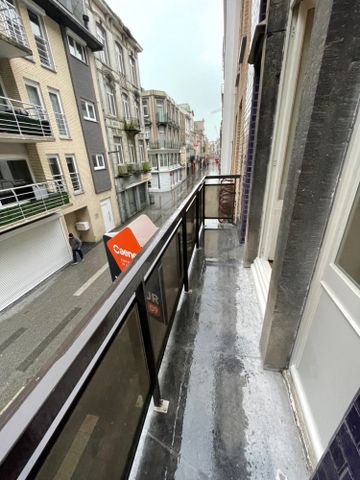 Heel mooi gerenoveerd appartement met twee slaapkamers. Tijdens de renovatie is veel aandacht besteed aan het behouden en versterken van de authentieke stijl van het gebouw. - Photo 5