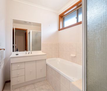 Stylish & Convenient - In the Heart of Pakenham - Photo 1