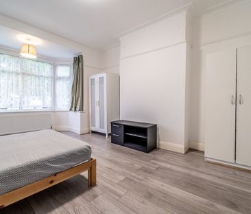 4 Bed Semi-Detached House, Watford Way, NW4 - Photo 3