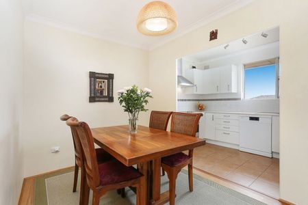 Beautifully Presented Two Bedroom Apartment - Photo 2