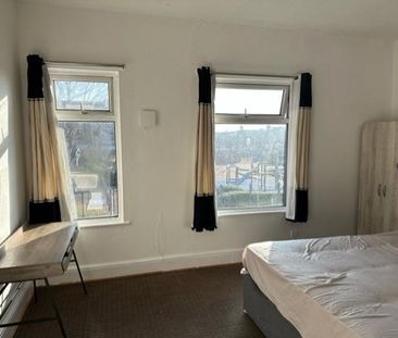 4 bedroom end of terrace house to rent - Photo 6