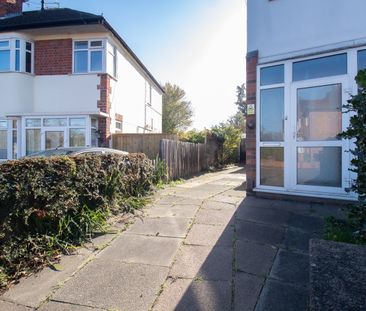 3 Bed Semi-Detached House, Roehampton Drive, LE18 - Photo 2
