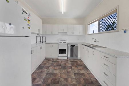 3 BEDROOM HOME, CLOSE TO EVERYTHING! - Photo 3