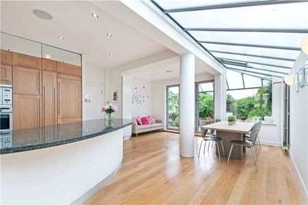 Beautifully presented and contemporary five bedroom family house - Photo 4