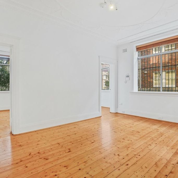 Light-Filled 2-Bedroom Apartment in Prime Bondi Junction Location - Photo 1