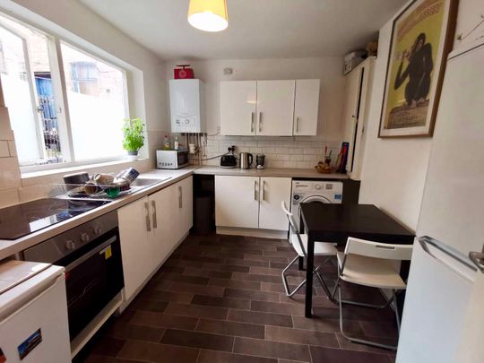 Professional Female Houseshare with Terrace Second Floor Back Room - Photo 1