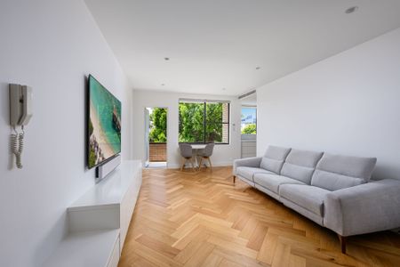 Contemporary & Elegant Coastal Apartment - Photo 3