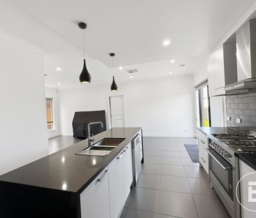 4 Bedroom Family home! - Photo 3