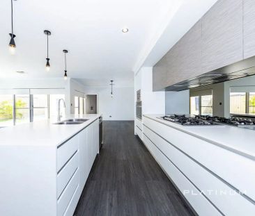 “Spacious 4-Bedroom Family Home with Pool – Walk to Burns Beach” - Photo 4