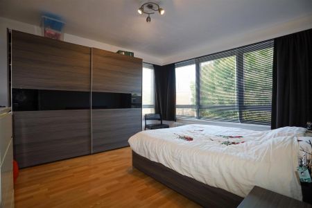 Lichtrijk 2 slpk appartement met garage - Photo 3