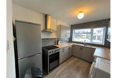 3 bedroom semi-detached house to rent - Photo 4