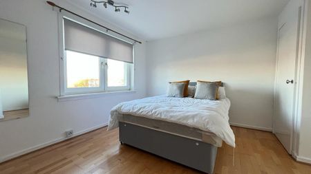 3 bedroom flat to rent - Photo 3