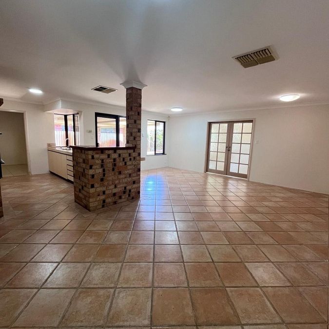 Stunning 5-Bedroom Family Home with Modern Features - Photo 1