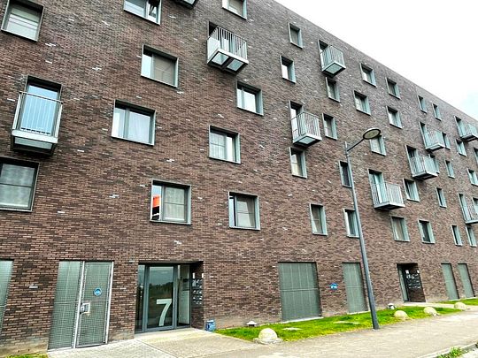 Hedendaags drieslaapkamerappartement met parkeerplaats, zonnige tuin en groot terras. - Foto 1