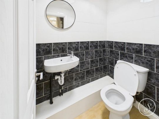 4 bedroom terraced house to rent - Photo 1