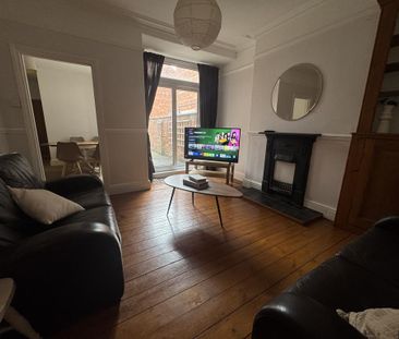 4 bedroom terraced house to rent - Photo 1