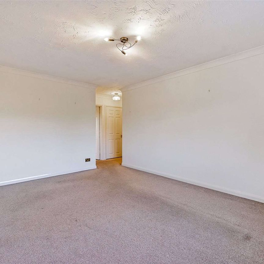 A well presented first floor apartment in a sought after close, within a very short distance of Amersham high street and Metropolitan/Chiltern line station - Photo 1