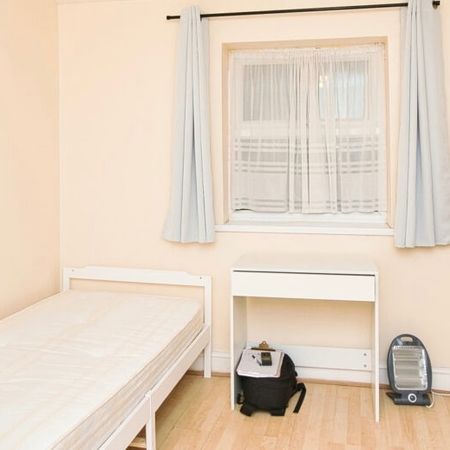 Studio Flat, Beccles Drive, IG11 - Photo 3