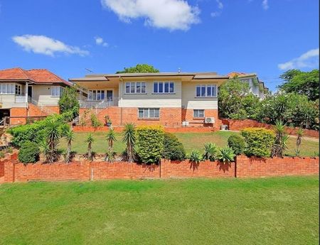 Elevated Home Overlooking Leafy Suburban Views!! - Photo 2