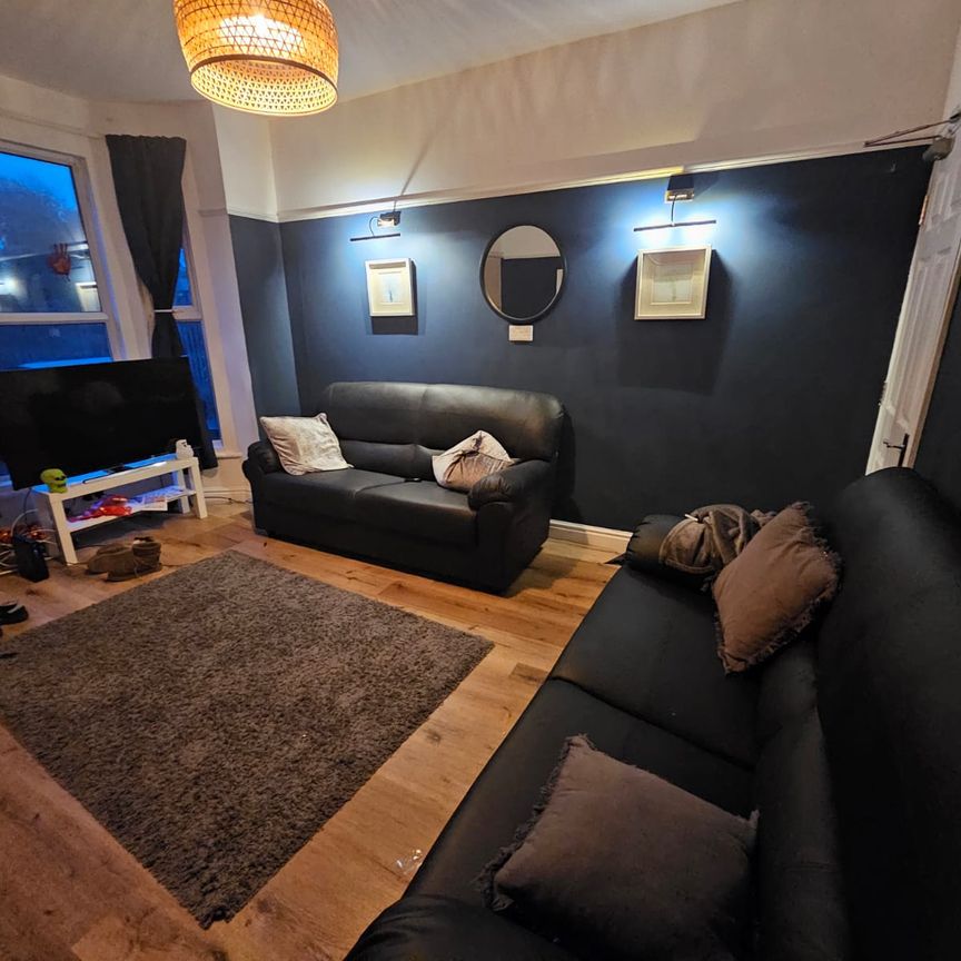 6 Bed - 24 Ashville Grove, Hyde Park, Leeds - LS6 1LY - Student - Photo 1