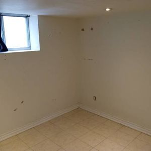 Room for rent in bright shared basement - Photo 2