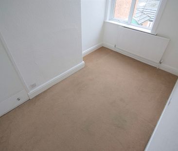 To Let 2 Bed Flat - Photo 4