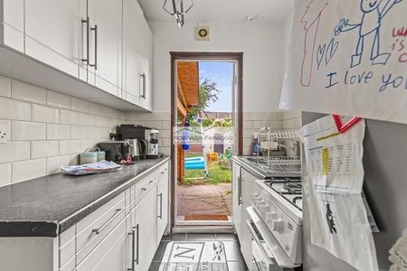 3 bedroom semi-detached house to rent - Photo 4