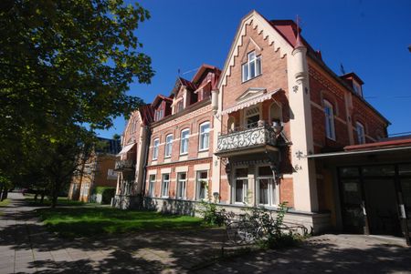 Ovanlig tvåa med uteplats och källarvåning – Sala centrum - Photo 3