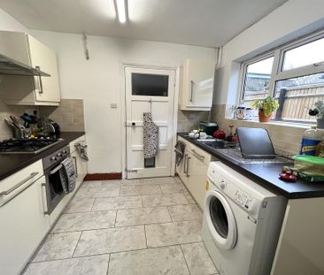 4 bedroom semi-detached house to rent - Photo 6