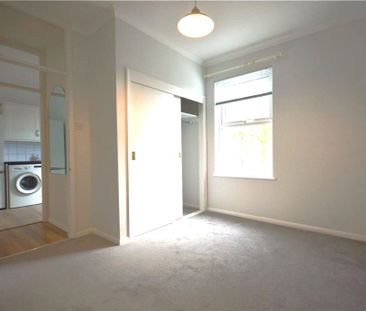 2 Bedroom Flat / Apartment - Eastgate Street, Winchester - Photo 3