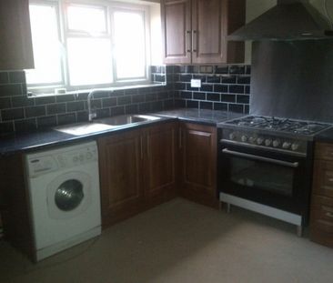 4 Bed Flat - Bradford - Photo 3