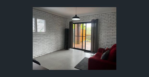 Studio flat includes utilities - Photo 1