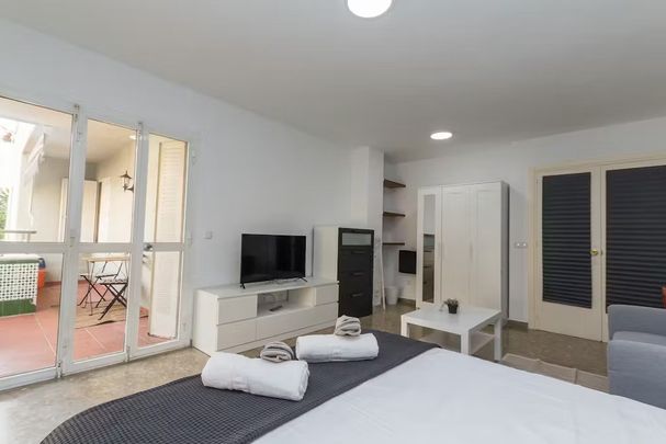 Calle Fernández Alarcón, Málaga, Andalusia 29007 - Photo 1