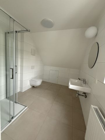 ERSTBEZUG - KOMPLETT RENOVIERTE DACHGESCHOSSWOHNUNG MIT PARKPLATZ UND GEMEINSCHAFTSGARTEN IN GFÖHL - Photo 3