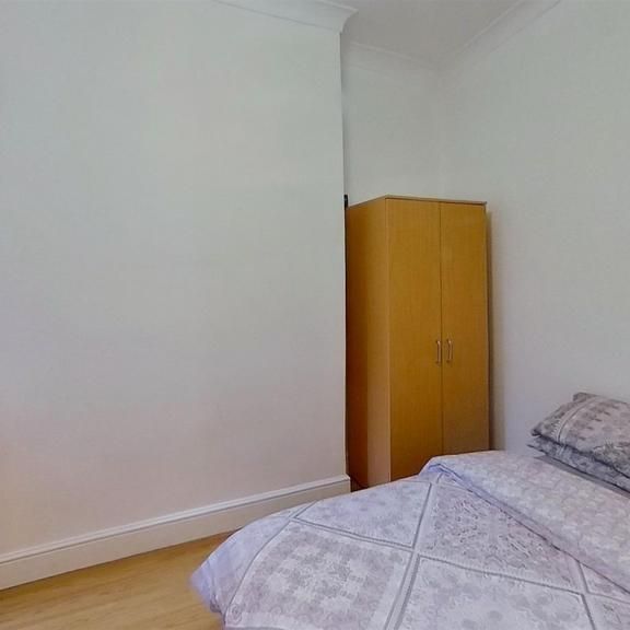 5 bedroom private hall to rent - Photo 1