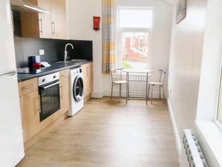 1 bedroom flat to rent - Photo 2