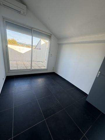 Location Appartement 4 pièces 75m² MARSEILLE 11ème - Photo 2